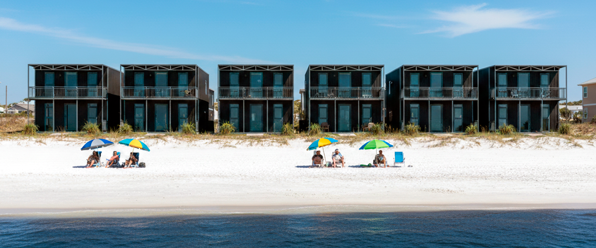 casa-modular-negra-playa
